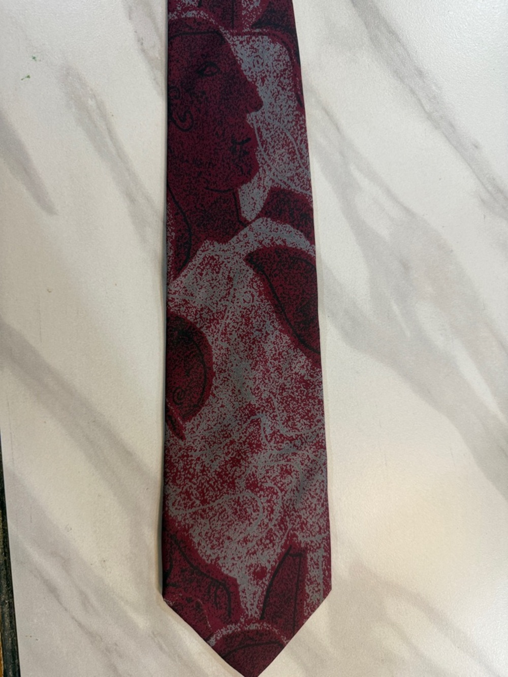Rare Vintage Fratelli moda Burgundy Patterned Silk Tie